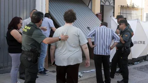 Agentes de la Guardia Civil, a las puertas del domicilio ubicado en Las Gabias, donde un hombre mató a su expareja con un arma de fuego