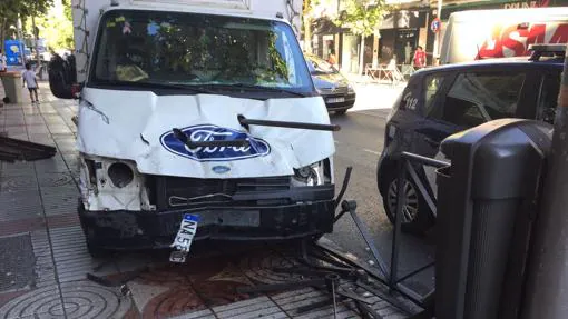 Pocos días después, otro hombre intentó arrollar a su mujer con esta furgoneta en plena calle Alcalá, en el número 354, de Madrid
