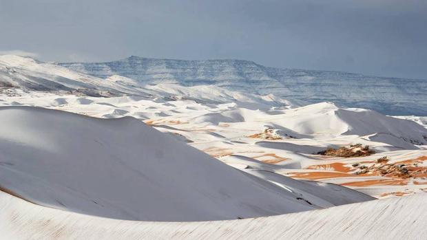 Las dunas del Sáhara aparecen cubiertas por una espesa capa de nieve