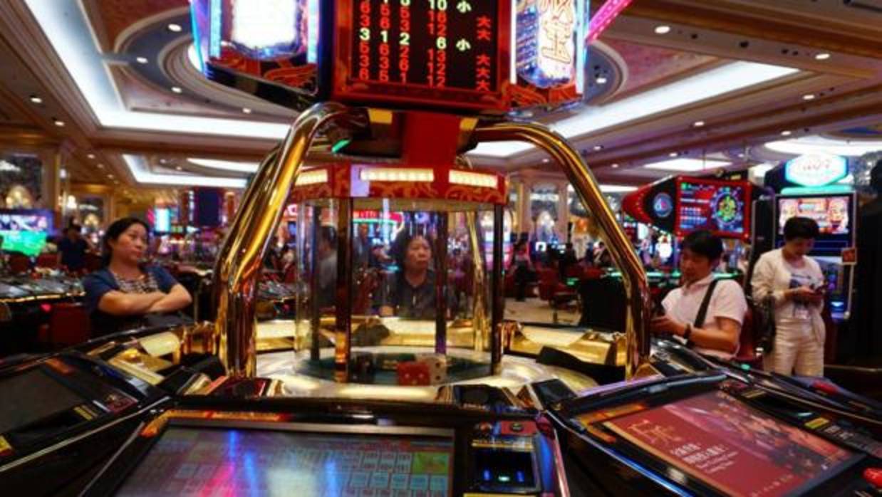 Varias personas juegan en el casino veneciano de Cotai Streep en Macao, China