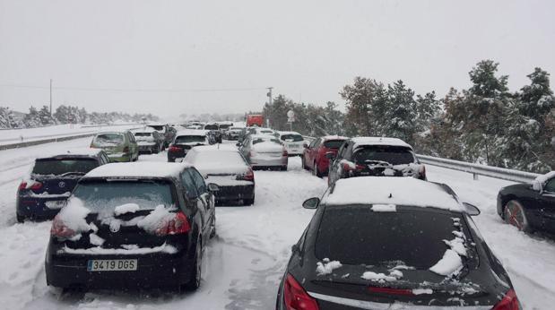 Tráfico estudia obligar por ley a llevar equipados los coches ante nevadas