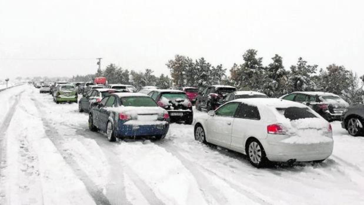 Cerca de 1.000 conductores piden indemnizaciones por el caos de la nevada en la AP6