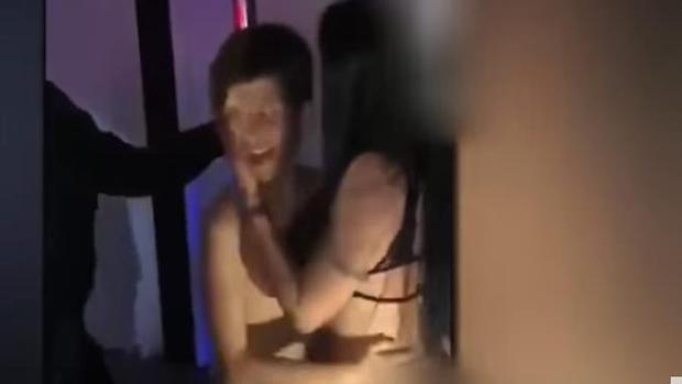 Indignación en las redes sociales: un millonario regala un show con dos strippers a su hijo de 12 años