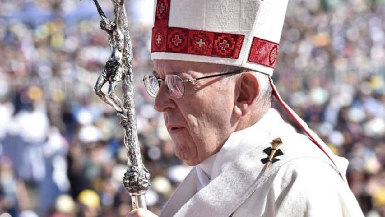 El Papa se ha colocado motivos mapuches en sus ropajes como prueba de reconciliación, reconocimiento y solidaridad con el pueblo indígena de Chile