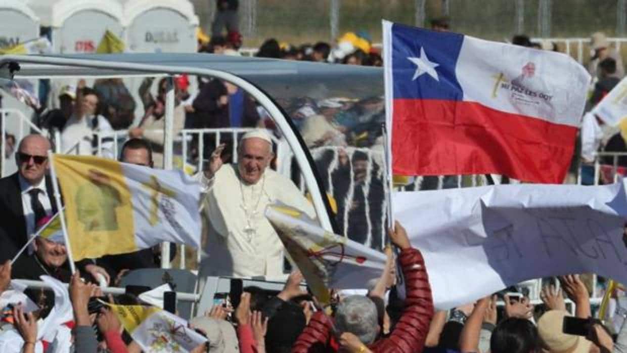 El papa Francisco saluda a sus feligreses desde su papamóvil a su llegada a la multitudinaria misa que ofrecerá en Temuco (Chile)