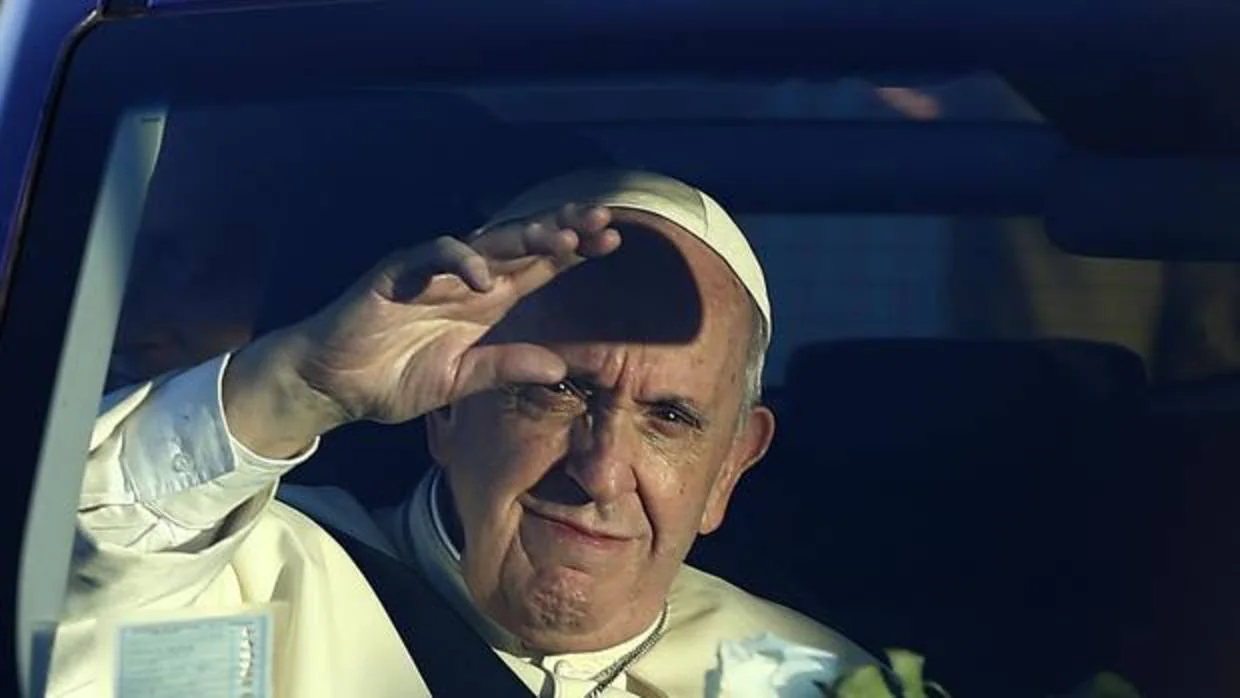 El papa Francisco pasa hoy, martes 16 de enero de 2018, por las calles de Santiago