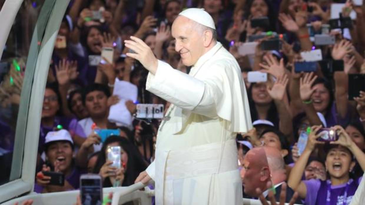 El papa Francisco saluda a fieles a su llegada a la Nunciatura en Lima