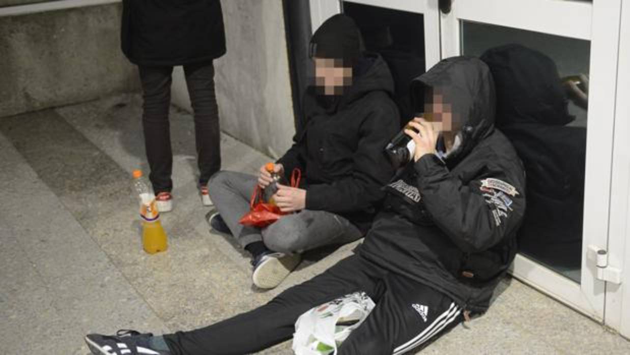 Varios menores beben alcohol en los alrededores de Azca, en Madrid