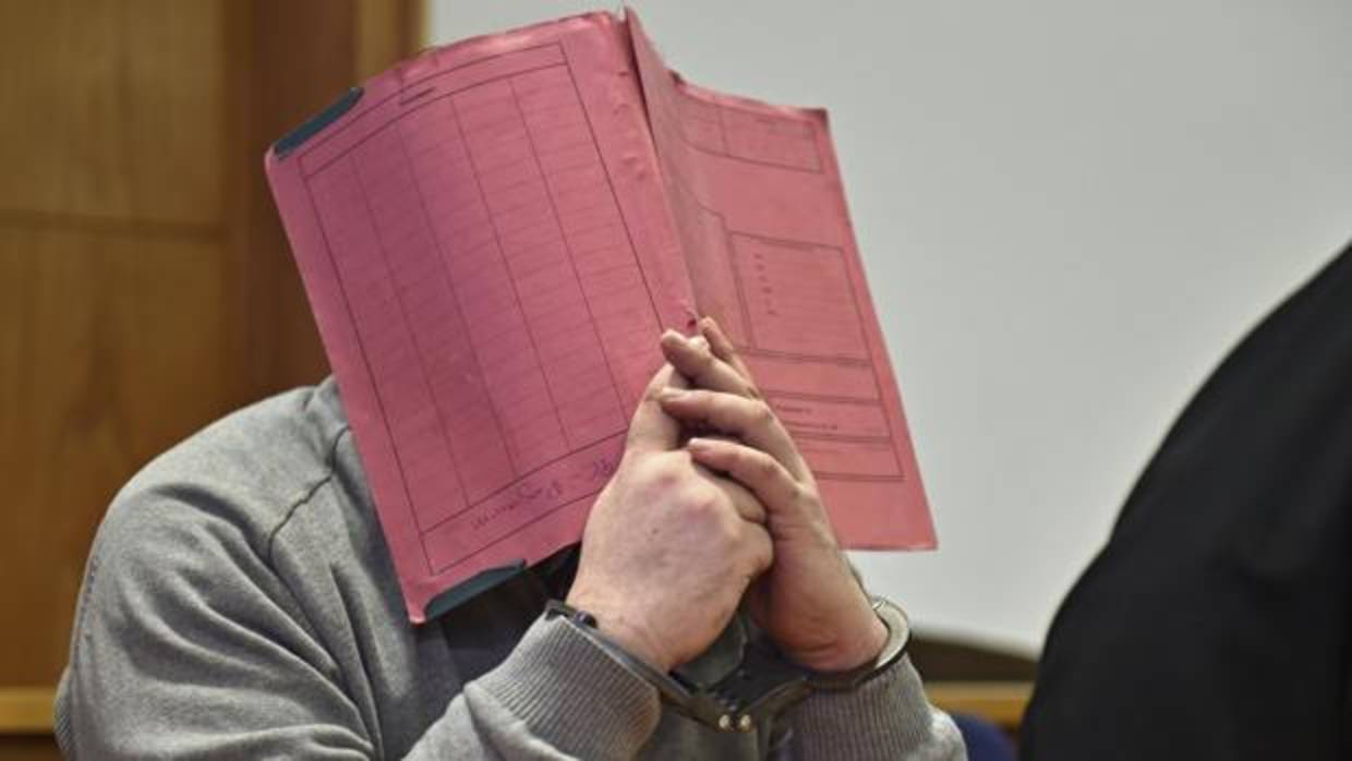 Niels H. oculta su rostro mientras permanece sentado en el banquillo de los acusados