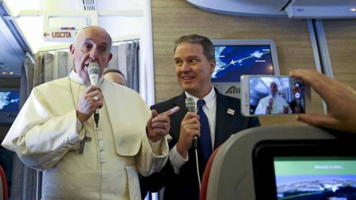 El Papa Francisco a bordo del avión