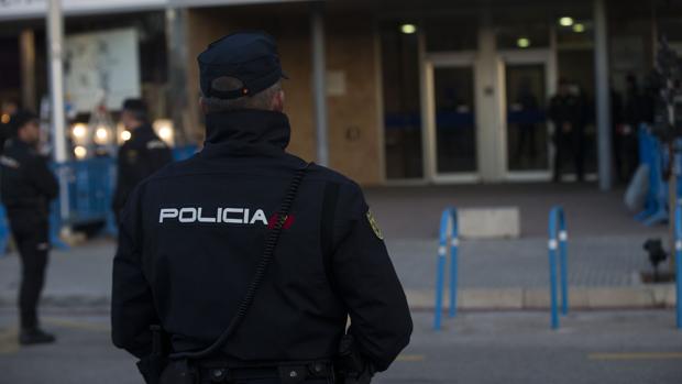 Detenidos en Palma un hombre por intentar estrangular a su pareja y ésta por acuchillarle