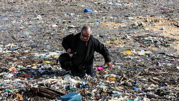 La basura inunda las costas de Beirut