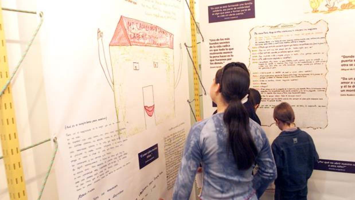 Una exposición itinerante muestra trabajos de jóvenes que viven en acogimiento familiar y muestran su experiencia