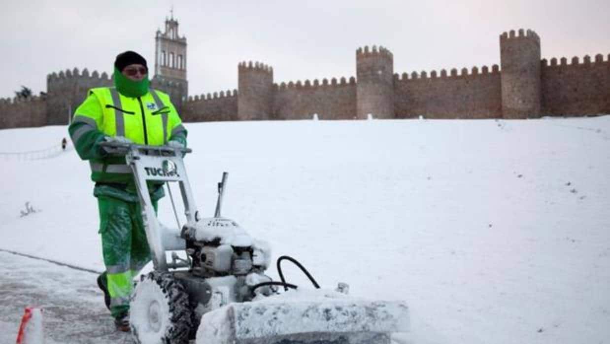 Un operario retira la nieve caída durante la noche y la madrugada en Ávila