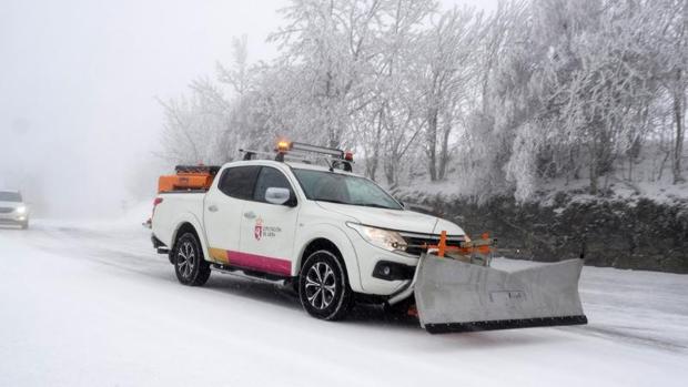 Más de un centenar de carreteras están afectadas por la nieve