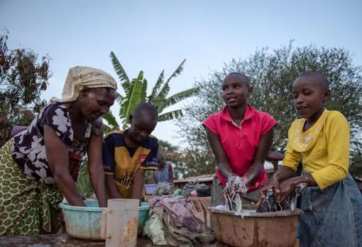 La abuela Anna lava la ropa con sus «hijos» en Nyumbani