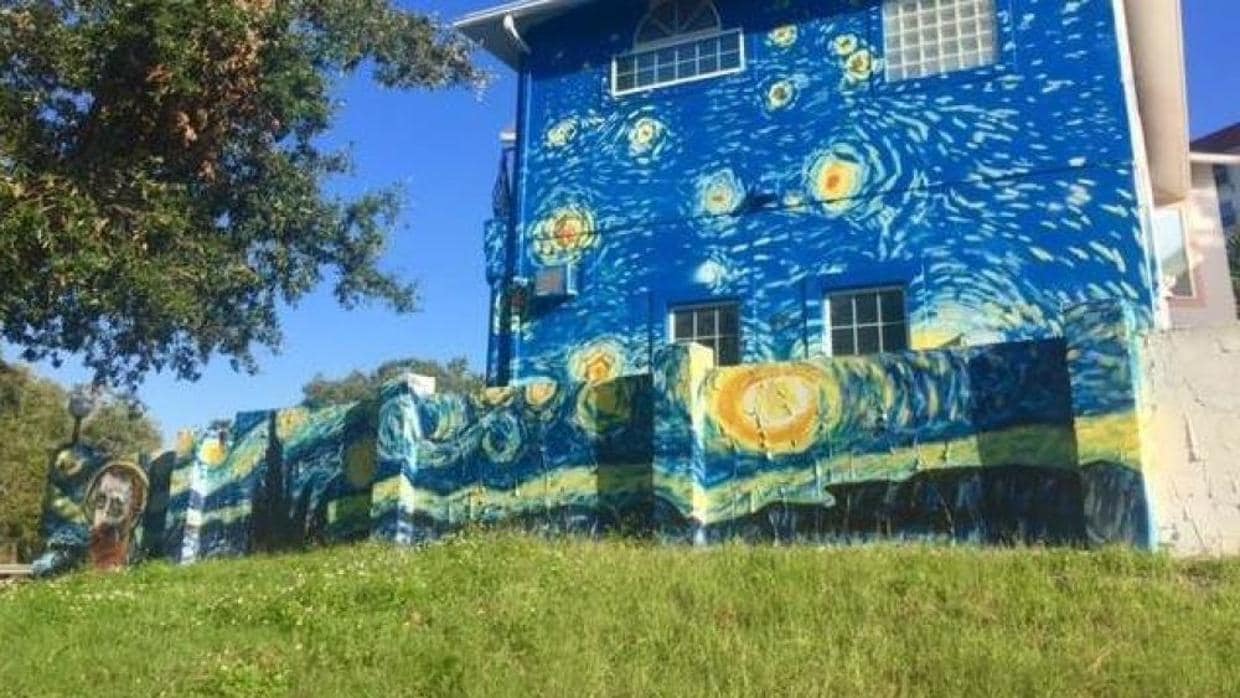 Una pareja lucha por mantener una pintura de Van Gogh en su fachada para su hijo autista