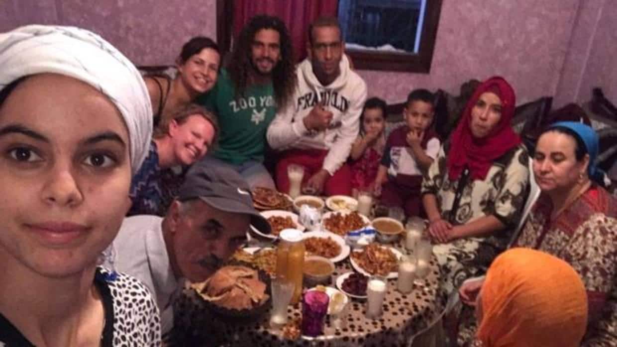 Cena de Ramadán en un hogar de Marruecos con invitados