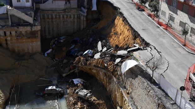 Un socavón destruye parte de un barrio de Roma