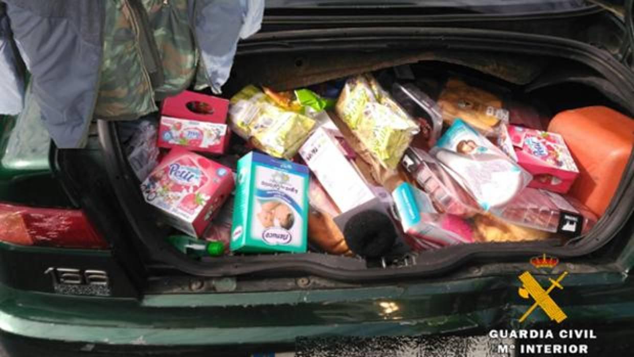 El interior del maletero del vehículo, con los productos robados