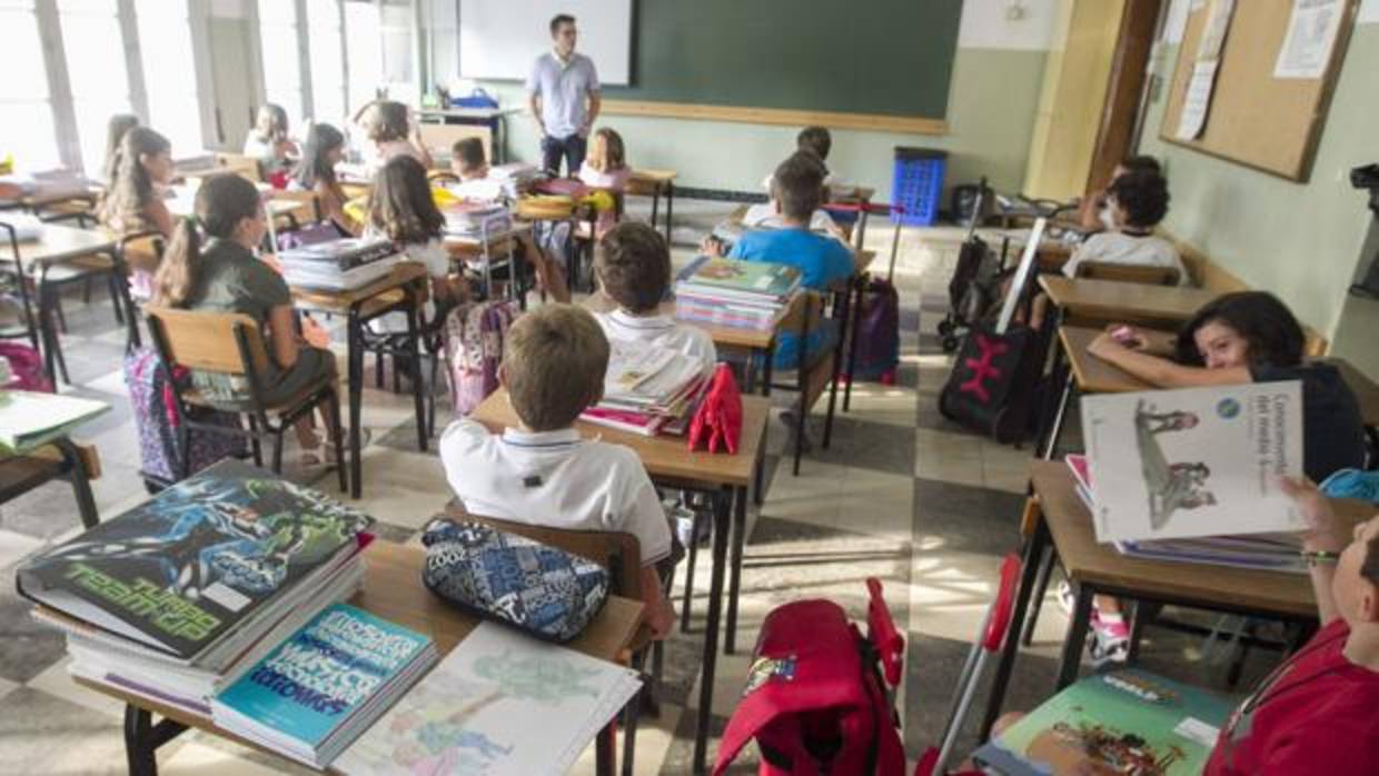 Unos alumnos escuchan a su profesor en su aula