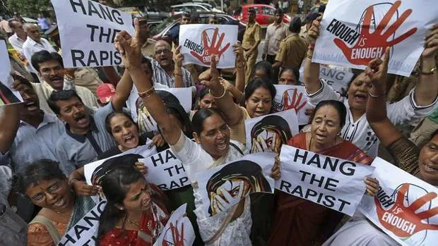 Una mujer de la India, a punto de morir tras ser violada en grupo con una barra de metal