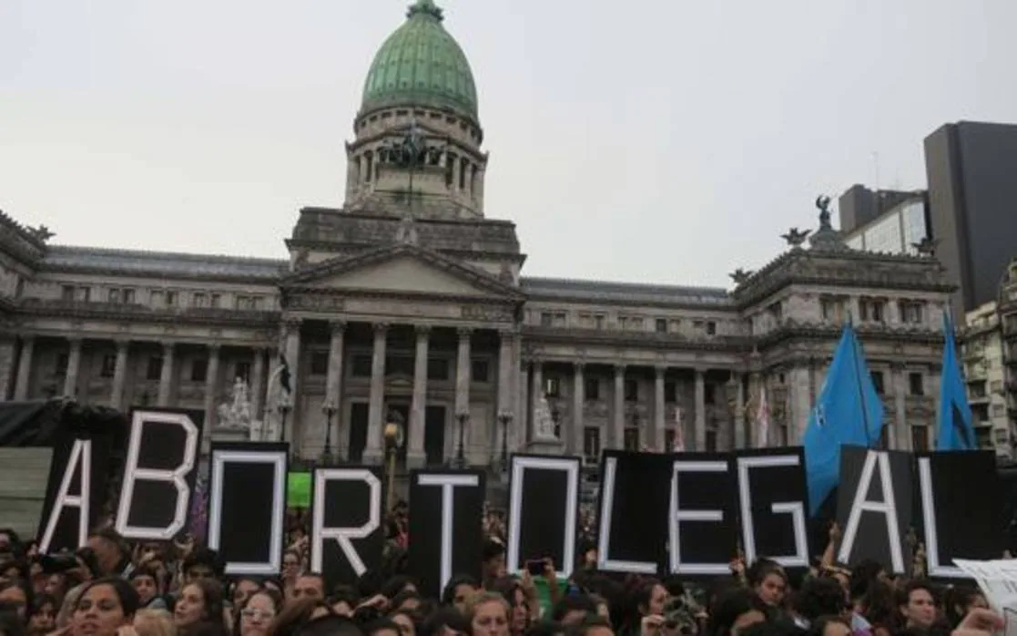 Cientos de personas se manifiestan para pedir que el Congreso apruebe un proyecto de ley que garantice el aborto seguro, legal y gratuito en todo el país, frente a la sede del Congreso argentino en Buenos Aires (Argentina)