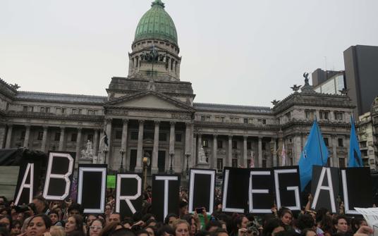 El Parlamento argentino, a un paso de legalizar el aborto pese a la oposición del Gobierno de Macri