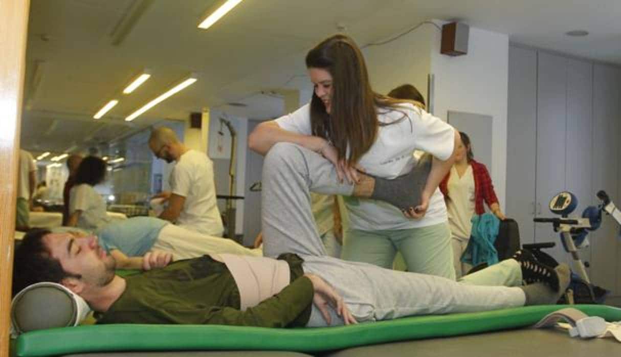 Lesionados medulares, en plena sesión de rehabilitación de la Unidad del Hospital Chuac de La Coruña. El primer semestre tras el accidente es decisivo para el paciente y su recuperación