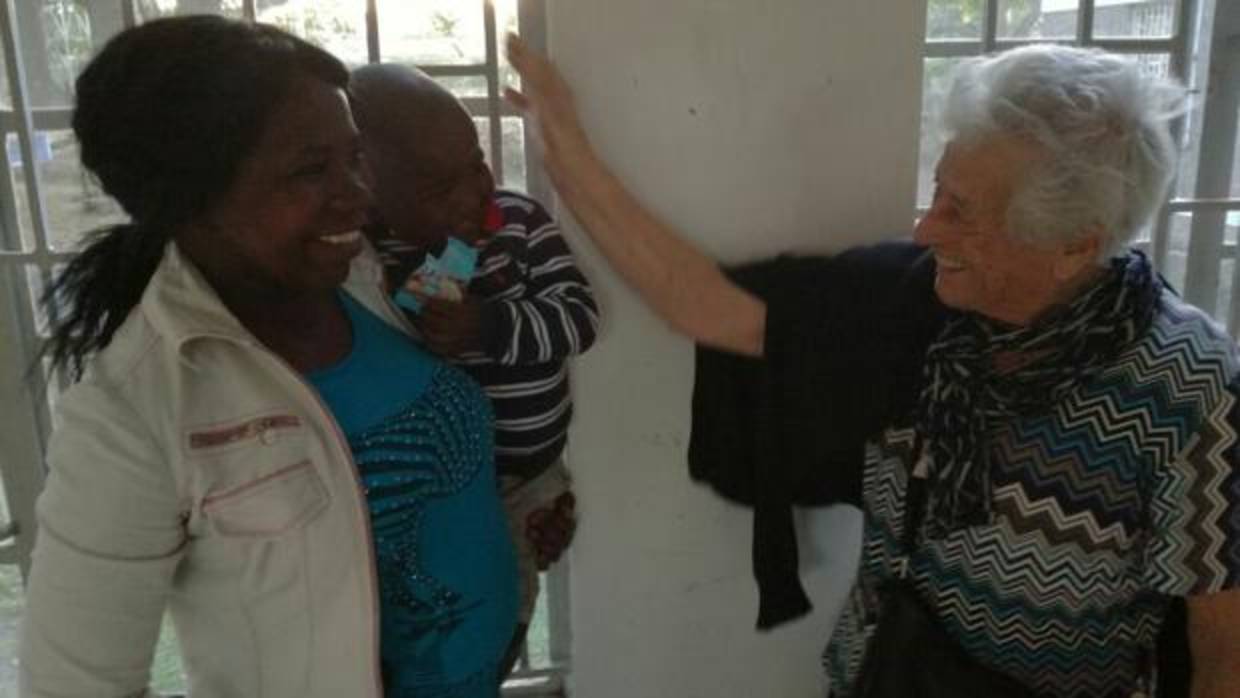 La abuela Irma, en el orfanato donde está prestando su ayuda en Kenia
