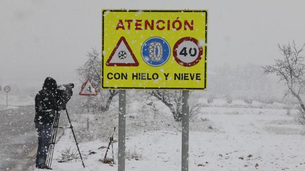 En directo: El temporal de nieve complica la circulación en carretera y lleva a suspender rutas escolares