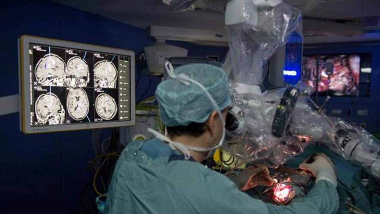 Suspenden a los médicos que operaron a un paciente por abrirle el cerebro por error
