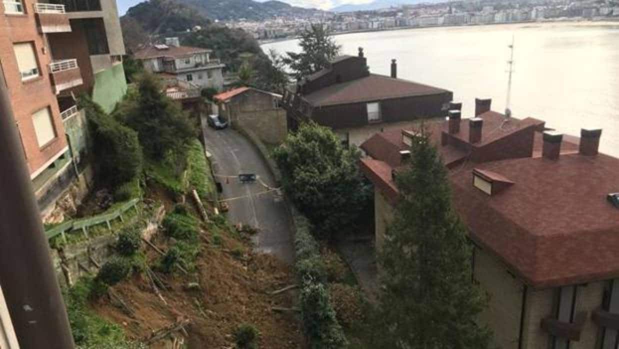 Efectos de la tormenta Felix: cinco familias desalojadas por un desprendimiento en San Sebastián