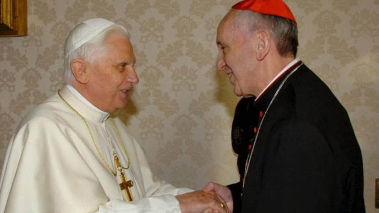 El Papa Benedicto XVI (i) saluda al cardenal arzobispo de Buenos Aires, Jorge Mario Bergoglio, durante su encuentro en la Biblioteca Privada del Sumo Pontífice en el Vaticano hoy, sábado 13 de enero de 2007.