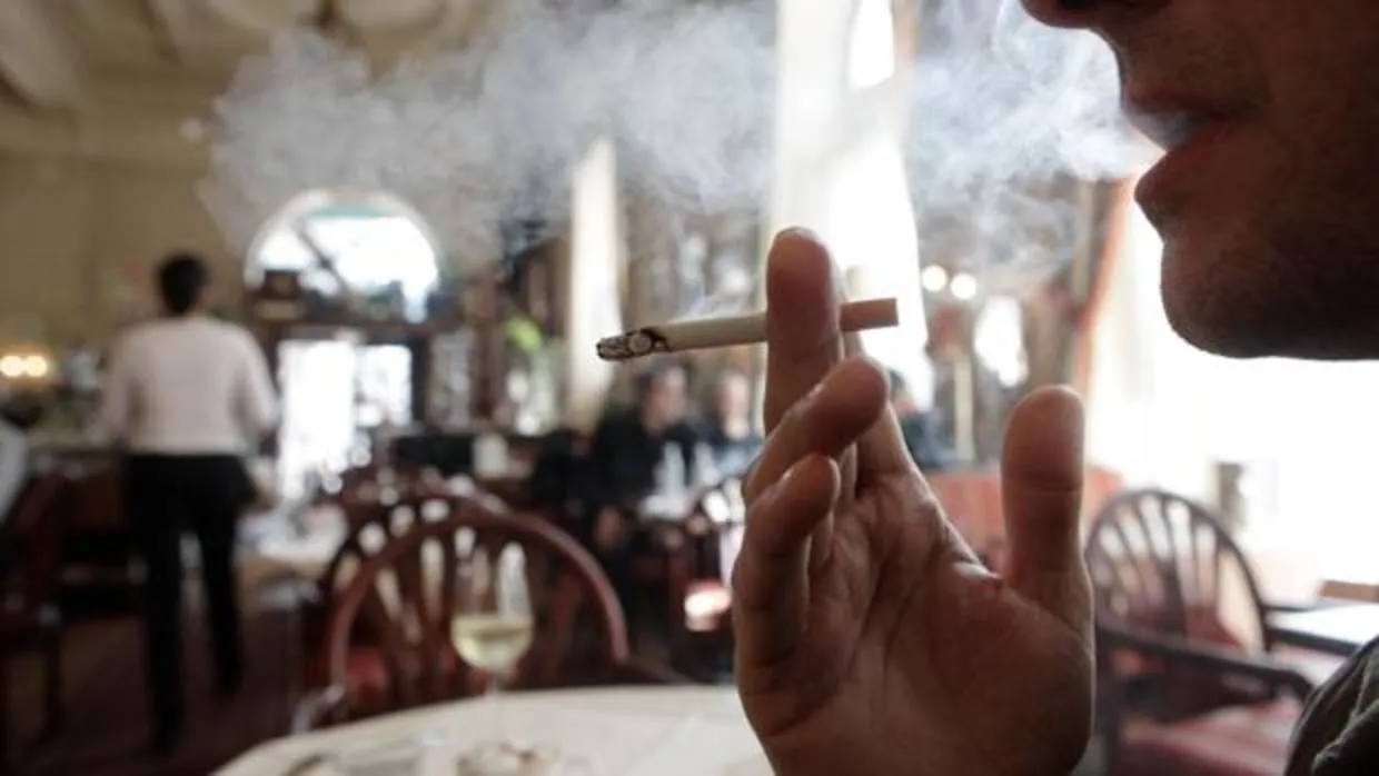 Un cliente fuma en un café del centro de Viena