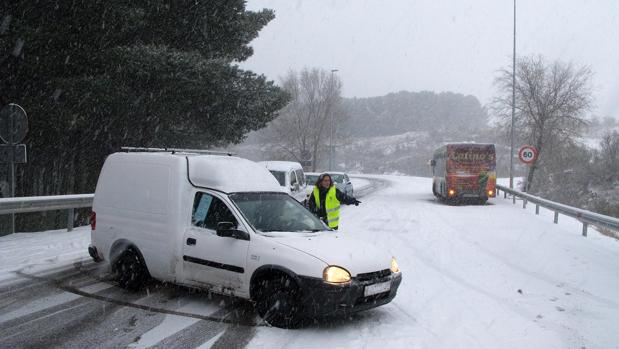 Al menos nueve carreteras cortadas por la nieve