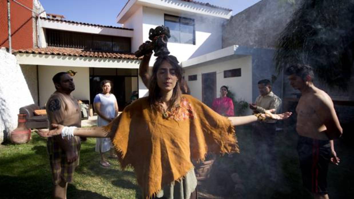 Un grupo de personas participa en la ceremonia de Ayahuasca en la ciudad de Guadalajara (México)