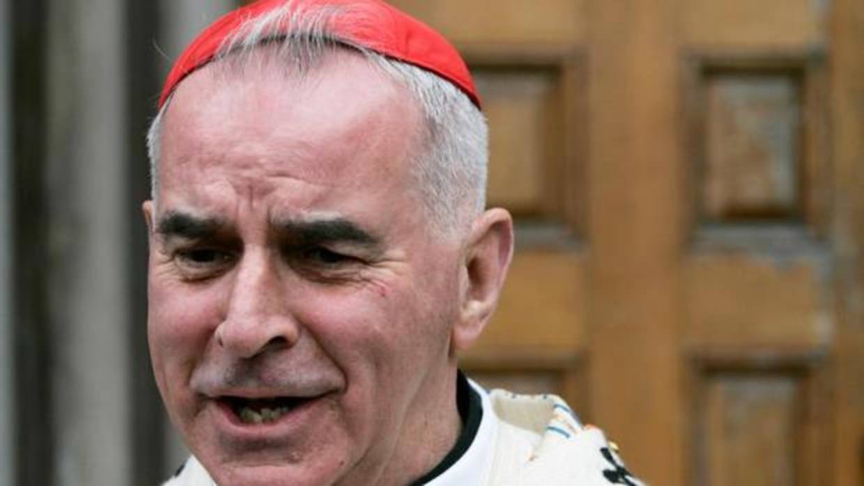 El cardenal Keith O'Brien habla con los medios fuera de la catedral St.Mary's en Edimburgo en Escocia
