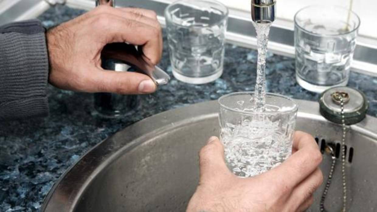 OCU pide que sea obligatorio que bares y restaurantes ofrezcan gratis agua del grifo