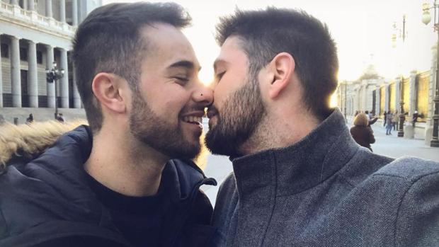 Instagram censura un beso homosexual por «atentar contra los derechos comunitarios»