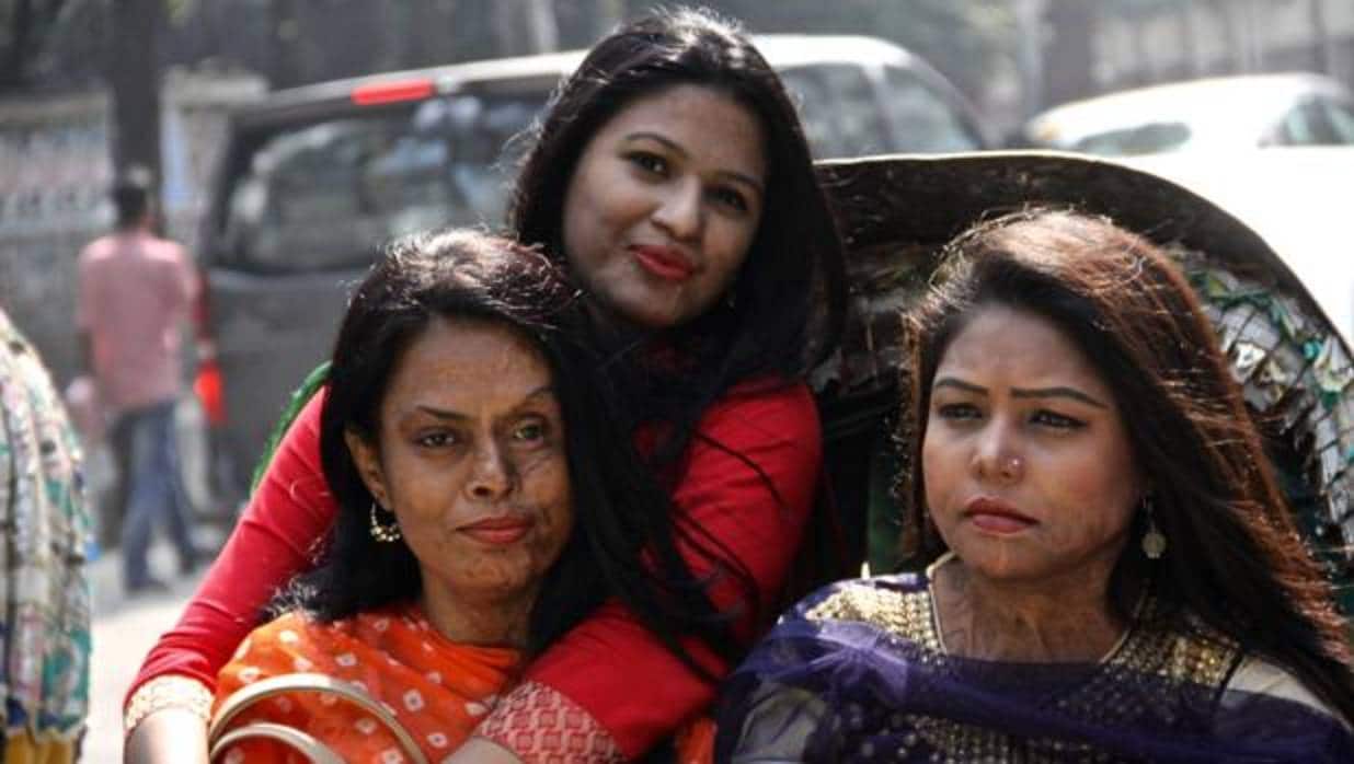 De izquierda a derecha, Monira Akter, Nasrim Akter Shimu y Nusrat Jahan Nizum, tres víctimas del ácido, en un «rickshaw» en Daca