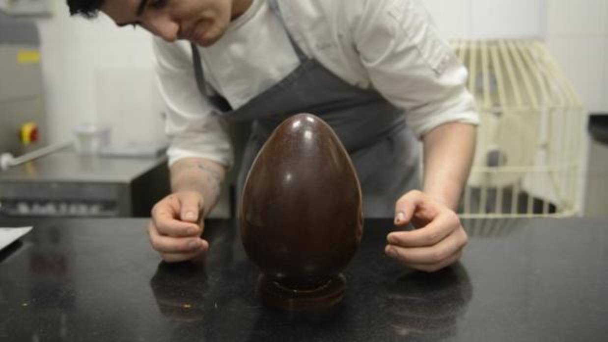 Elaboración de un Huevo de Pascua en la Pastelería La Duquesita