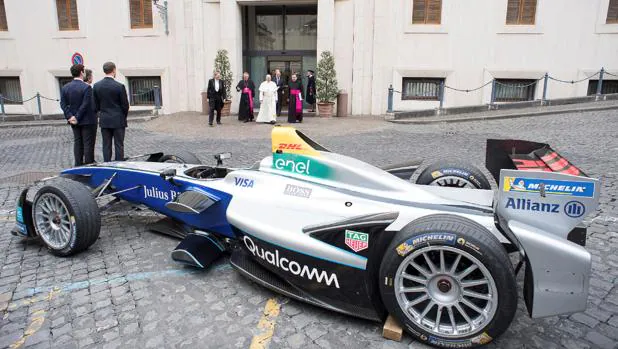 Alejandro Agag presenta el campeonato de Fórmula E al Papa Francisco