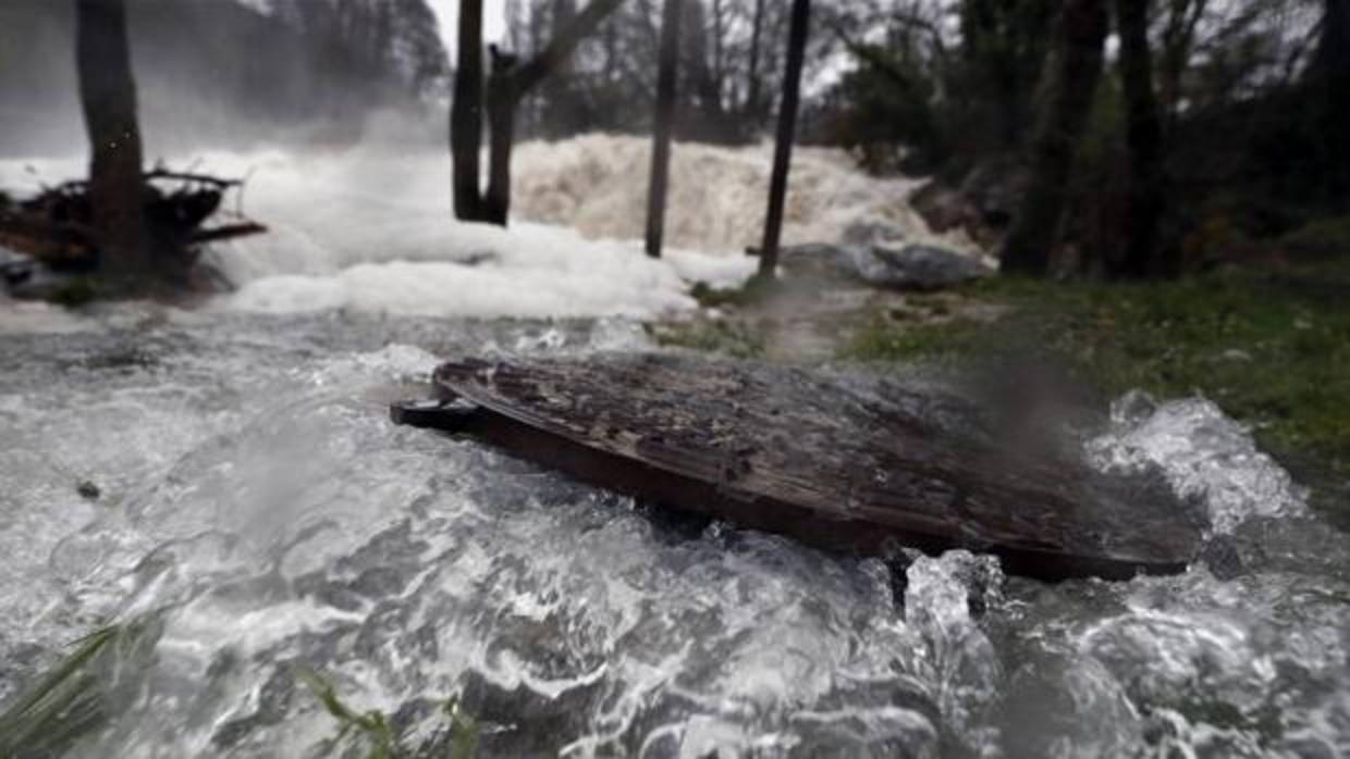 Aspecto que presenta la presa de la Trinidad de Arre, en Villava, donde el rio Ultzama ha experimentado una notable crecida tras las intensas lluvias de la últimas horas.