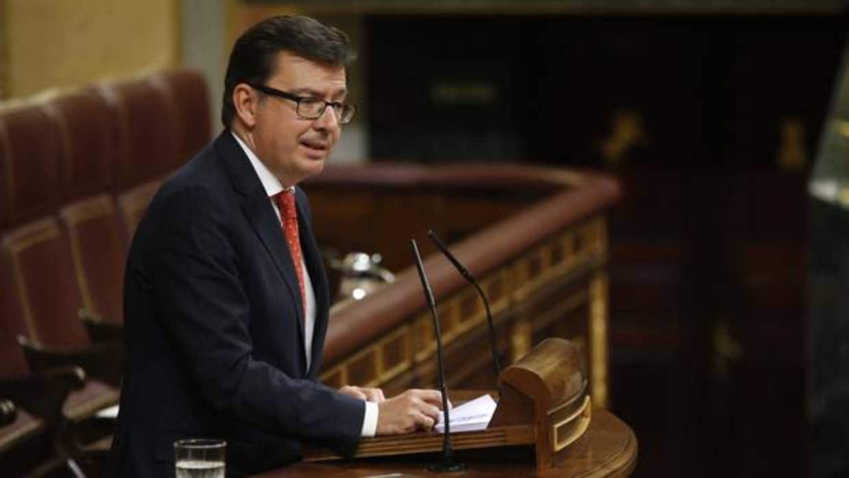 El ministro de Economía, Román Escolano, esta manaña en el Pleno del Congreso