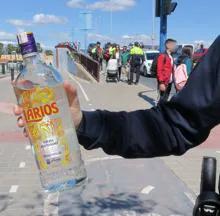 El saldo del último macrobotellón en Alicante: casi 800 botellas intervenidas y varios menores con coma etílico