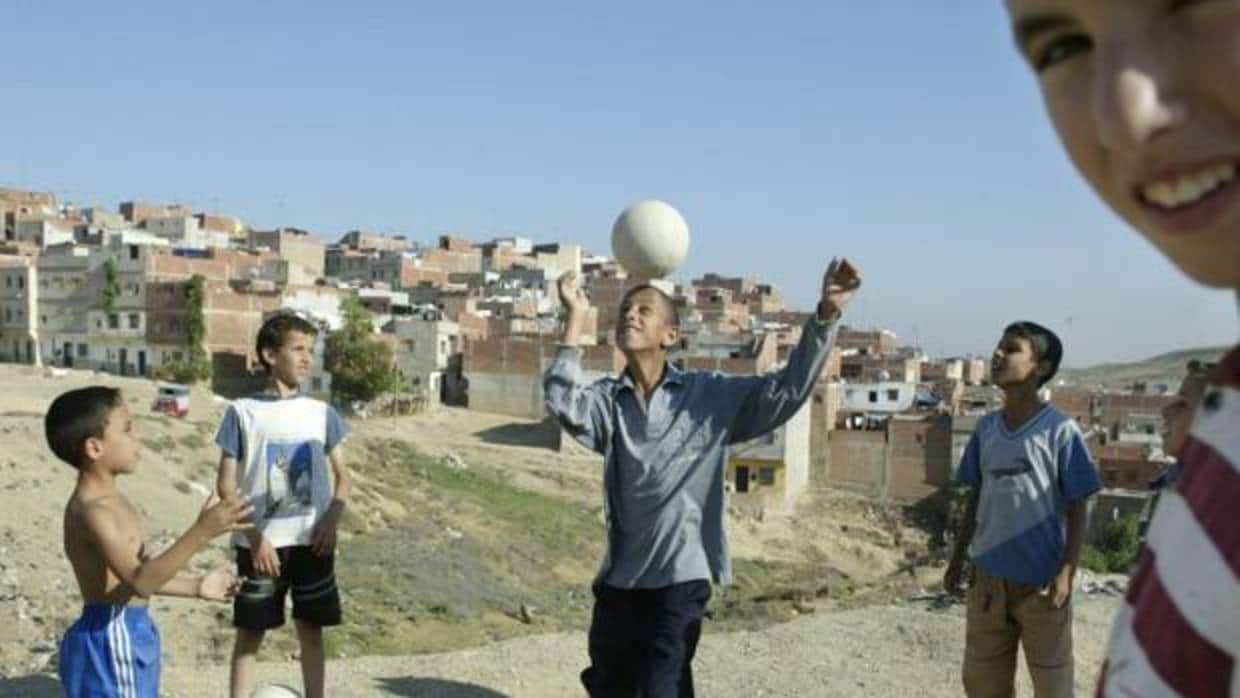 Un grupo de niños juegan al fútbol en Tánger