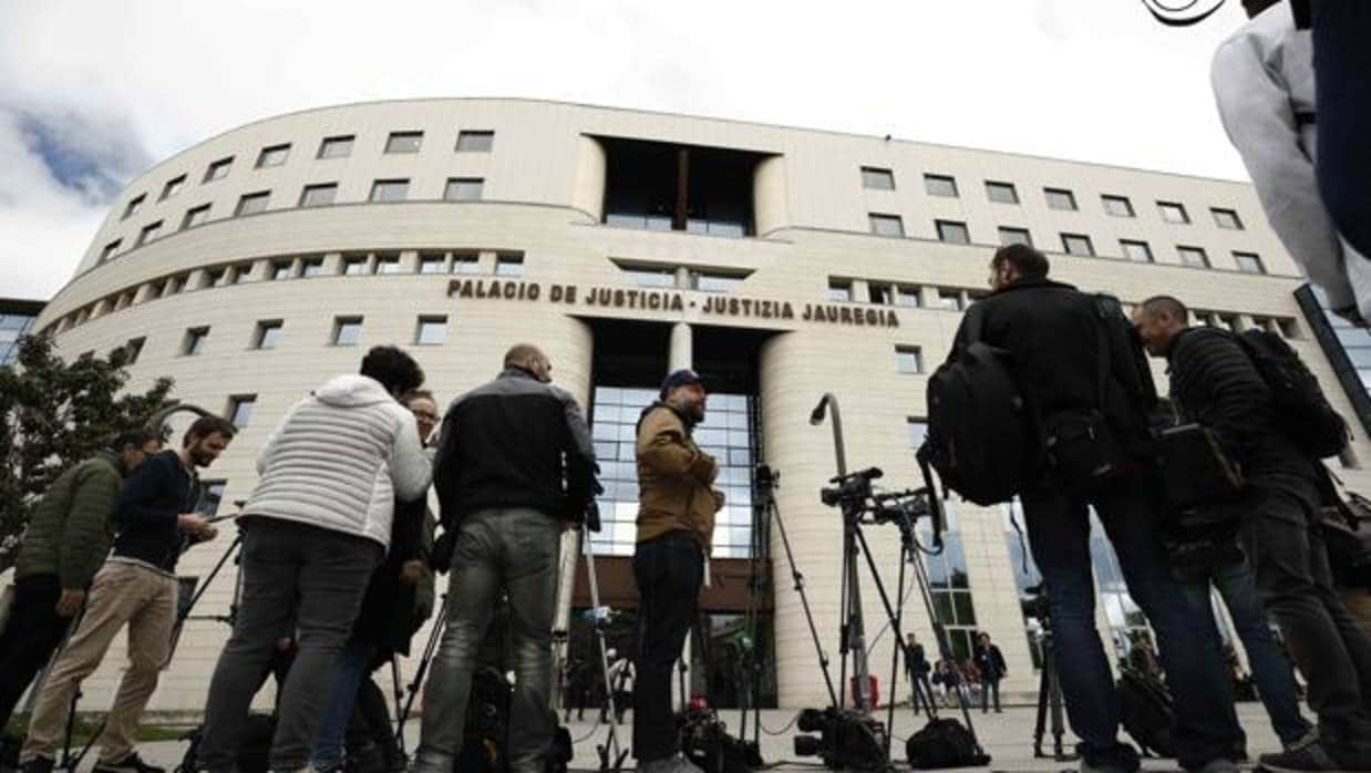 Numerosos medios de comunicación esperan en el exterior del Palacio de Justicia de Navarra