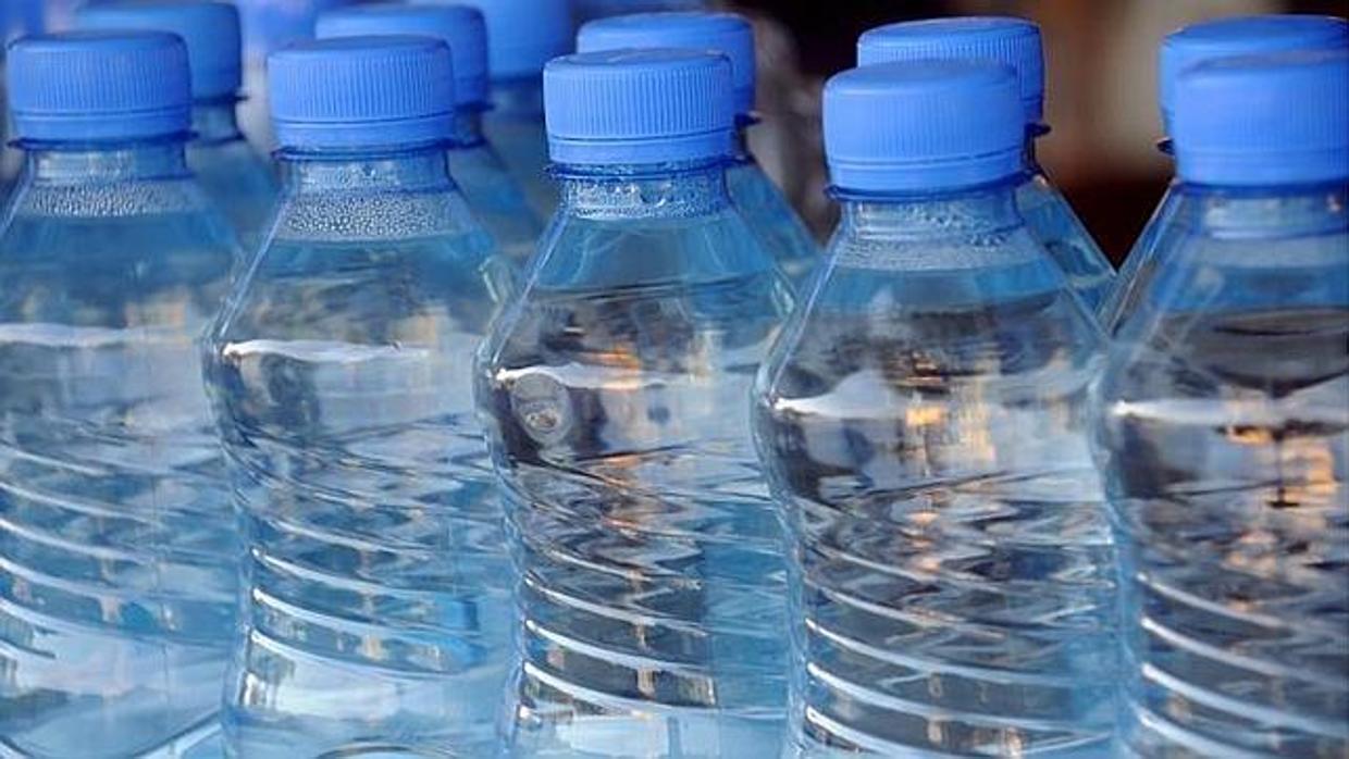 ¿Es higiénico rellenar botellas de plástico?: los expertos lo aclaran
