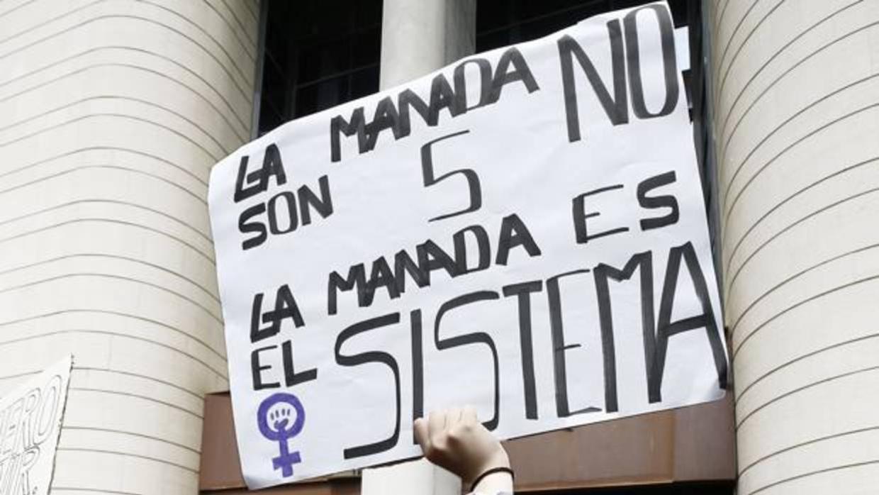 Pancarta en una manifestación en Pamplona contra la sentencia de «La Manada»